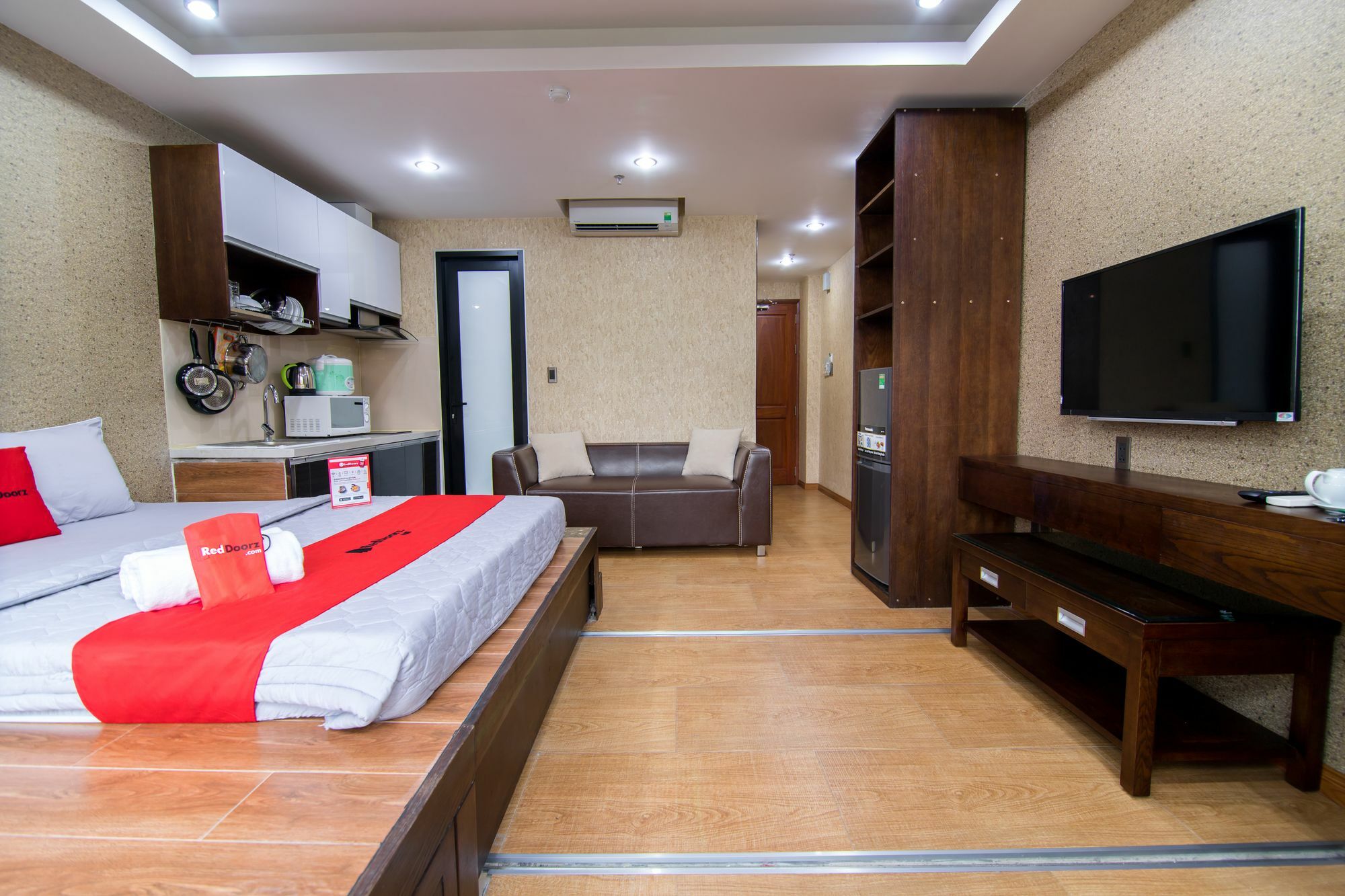 Reddoorz Plus @ Nguyen Trai Street Хошимин Экстерьер фото